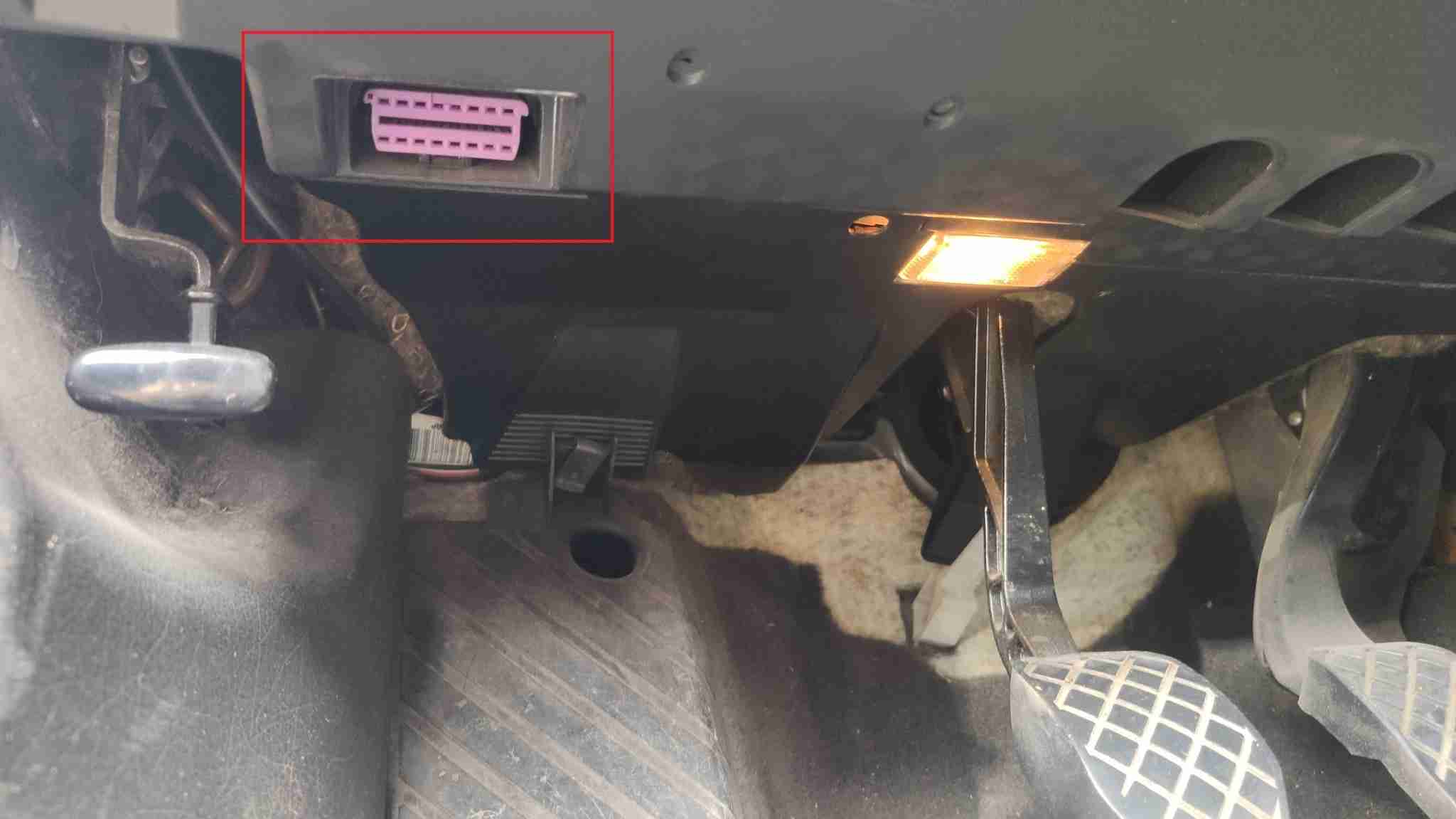 Emplacement de la prise OBD2 violette sous le tableau de bord d une Audi A6 Avant C5