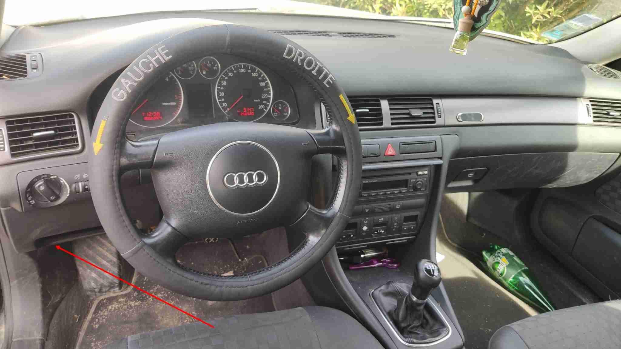 Localisation de la prise de diagnostic OBD2 sous le tableau de bord d une Audi A6 Avant C5