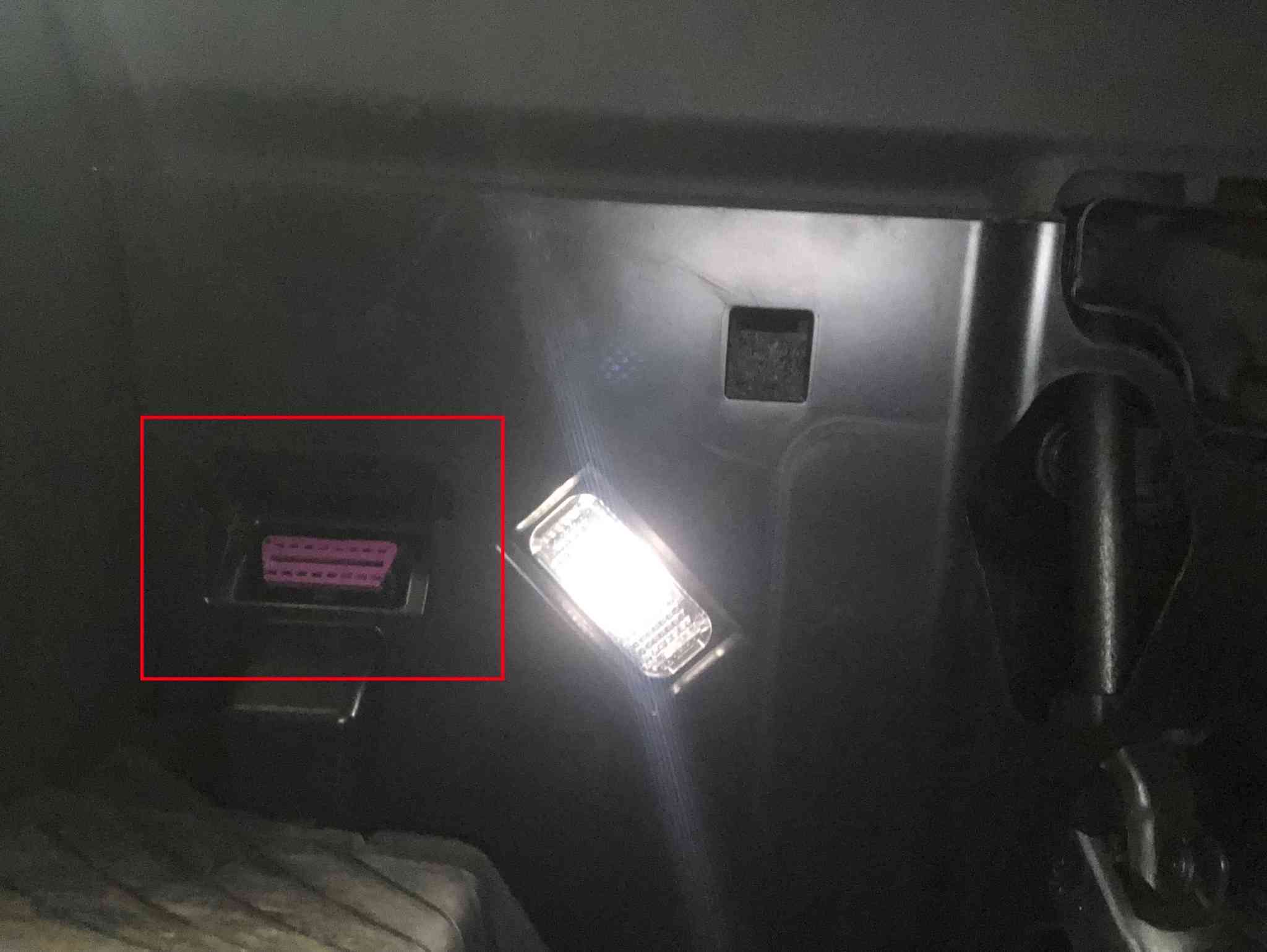 Localisation de la prise de diagnostic OBD2 violette sous le tableau de bord d une Audi A6 C7