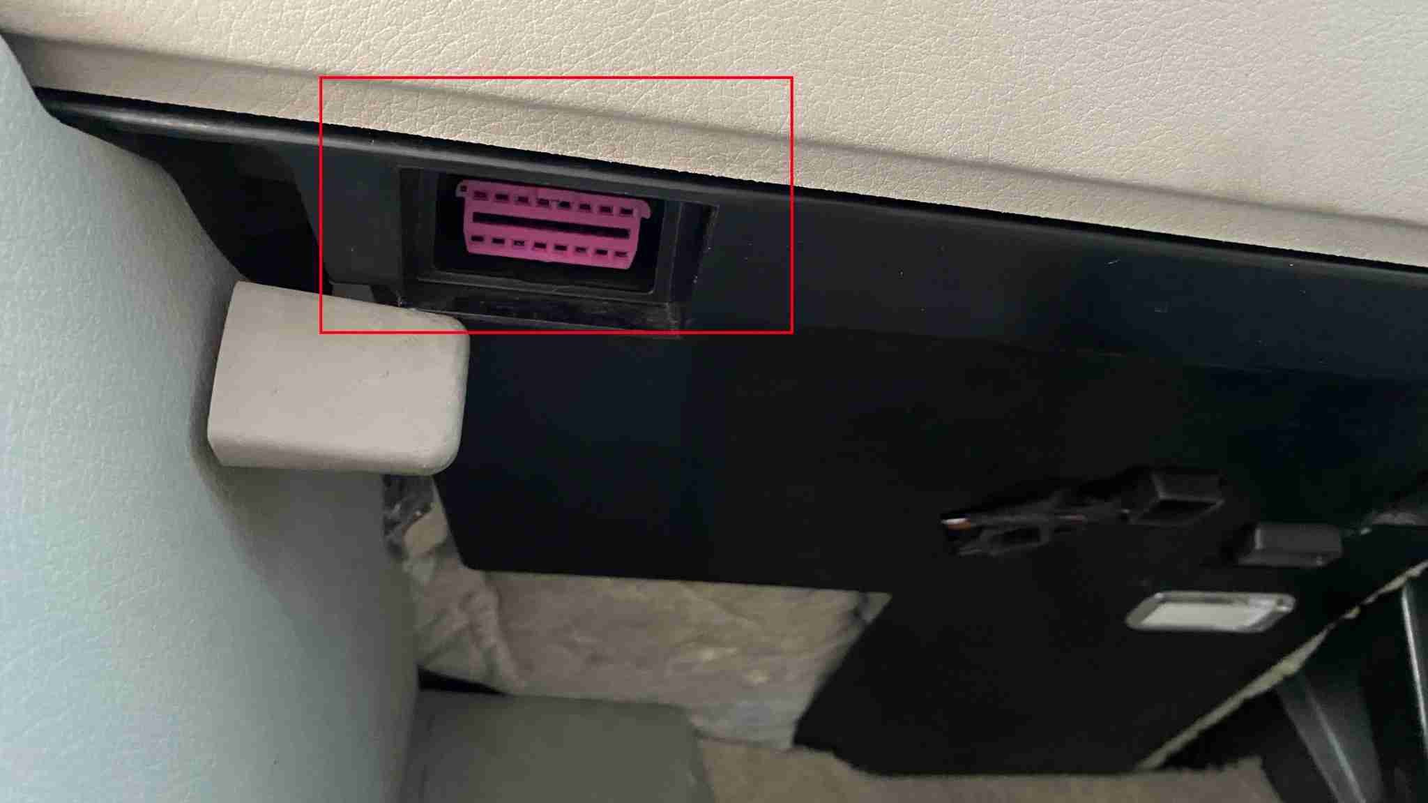 Emplacement de la prise de diagnostic OBD2 violette sous le tableau de bord d une Audi A8