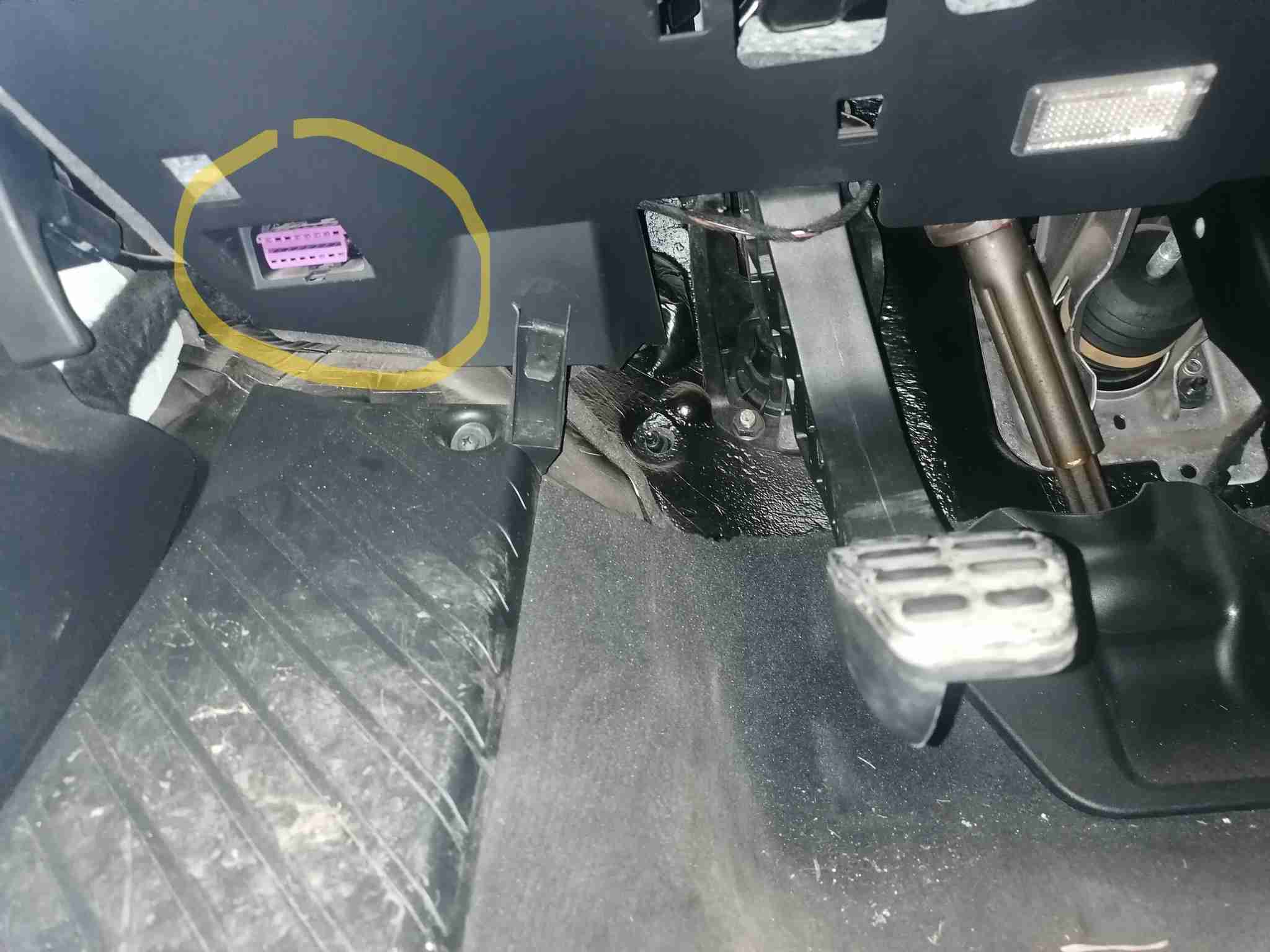 Localisation de la prise de diagnostic OBD2 violette sous le tableau de bord d une Audi S3