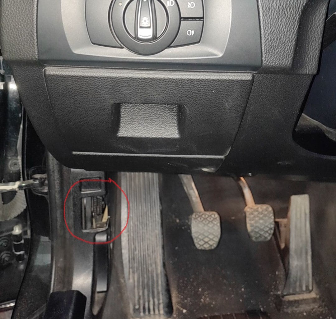 Localisation de la prise de diagnostic OBD2 sous le tableau de bord d une BMW