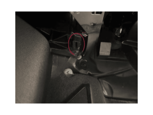 Photo montrant l emplacement exact de la prise diagnostic OBD2 sur une BMW Serie 1 F40