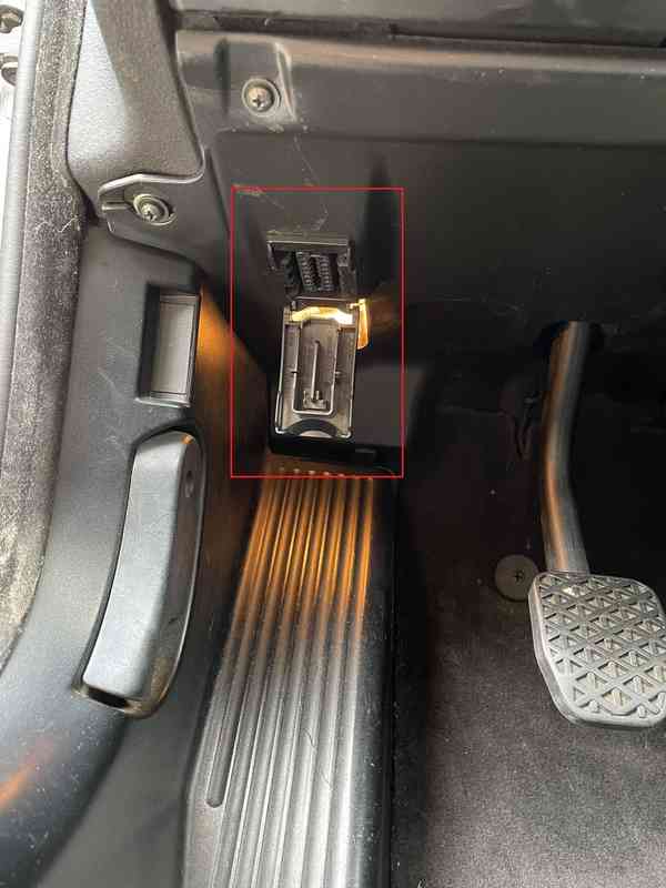 Localisation de la prise de diagnostic OBD2 sous le tableau de bord d une BMW Serie 3 E46