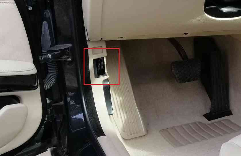 Emplacement de la prise OBD2 sur une BMW Série 3 E92 330d pour le diagnostic auto