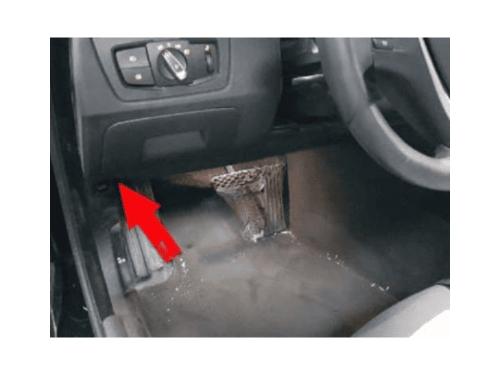 Une flèche rouge indique l'emplacement de la prise OBD pour brancher un diagnostic iCarsoft dans une BMW Série 4