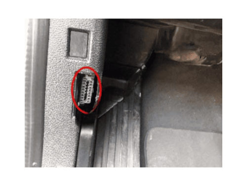 Prise de diagnostic OBD2 entouree en rouge sur une BMW X4 F26