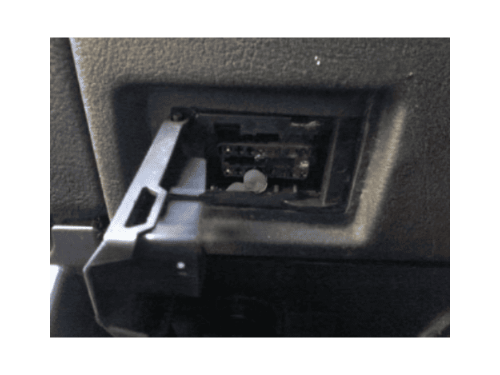Prise de diagnostic OBD de couleur noire située sous le tableau de bord d'une BMW X5