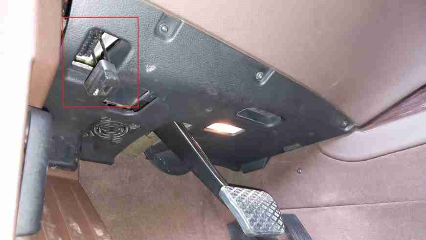 Localisation de la prise de diagnostic OBD2 sous le tableau de bord d une BMW X5 E70