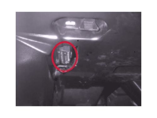 Photo montrant l emplacement de la prise OBD2 entouree en rouge sous le tableau de bord d une BMW X5 G05
