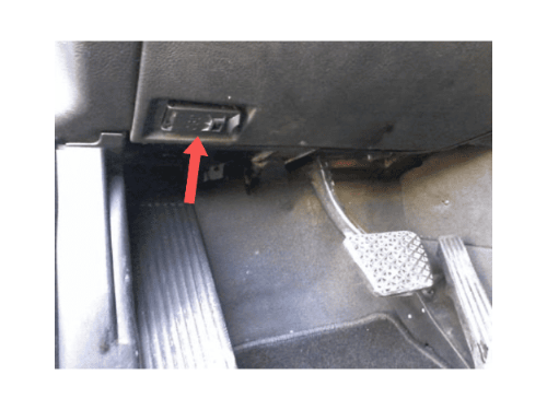Localisation de la prise de diagnostic OBD sous le tableau de bord d une BMW X5