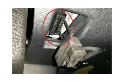Localisation de la prise de diagnostic OBD2 sous le tableau de bord d une BMW X6 E71