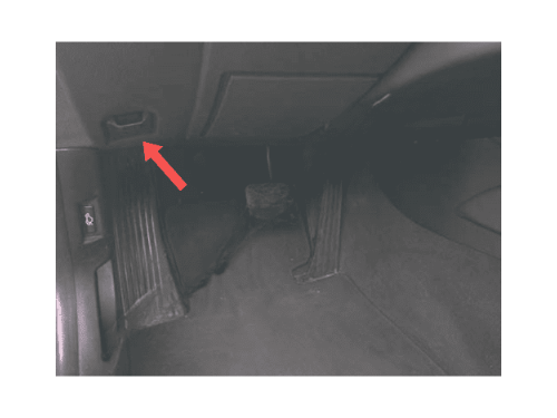Prise de diagnostic OBD2 sous le tableau de bord d une BMW Z4 iCarsoft