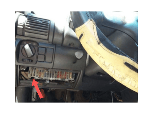 Flèche rouge indiquant l emplacement de la prise OBD derrière la boîte à fusibles d une Chevrolet Celta