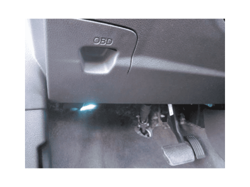 Emplacement de la prise OBD2 derrière le cache vide poche d une Ford Focus