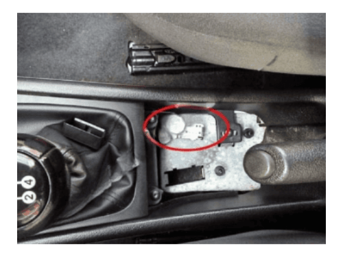 Localisation du connecteur de diagnostic OBD2 blanc sous la console centrale d'une Chevrolet Astra G