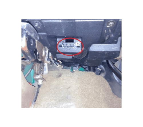 Prise de diagnostic OBD2 entouree en rouge sous le tableau de bord d un Chevrolet Blazer