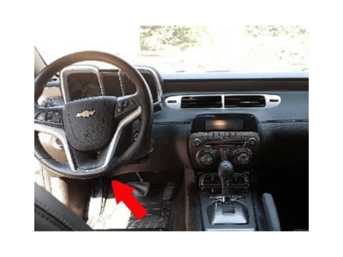 Fleche rouge indiquant l emplacement de la prise OBD de diagnostic sur une Chevrolet Camaro 5