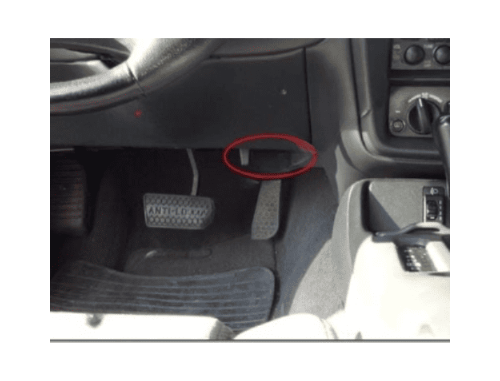 Localisation de la prise de diagnostic OBD2 sous le volant d une Chevrolet Camaro
