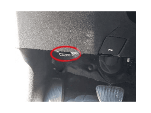 Emplacement entouré en rouge de la prise OBD pour Chevrolet Camaro 5 sous le tableau de bord