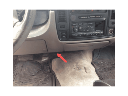 Fleche rouge indiquant l emplacement de la prise OBD pour diagnostic sur Chevrolet Caprice