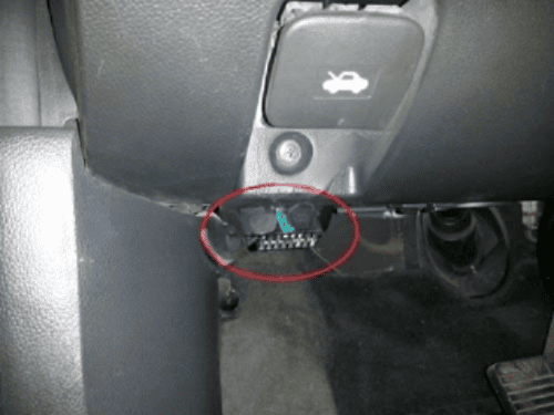 Emplacement de la prise de diagnostic OBD2 sous le volant d une Chevrolet Captiva