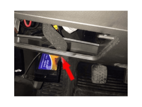 Localisation de la prise de diagnostic OBD2 sous le volant d une Chevrolet Cobalt 2