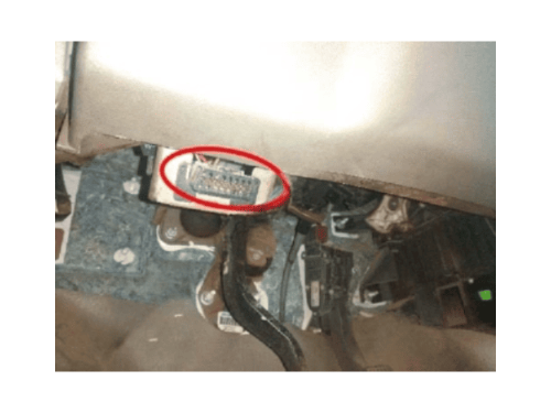 Emplacement de la prise de diagnostic OBD2 sous le volant d une Chevrolet Colorado