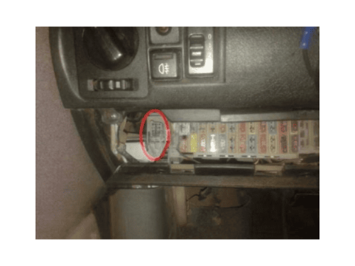 Photo montrant l emplacement de la prise OBD2 sur un Chevrolet Combo C avec un cercle rouge
