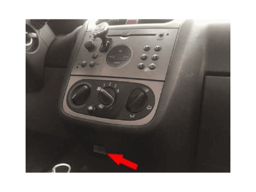 Photo de la console centrale d'une Chevrolet Corsa pointant vers l'emplacement de la prise OBD