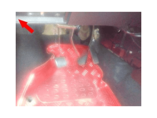 Localisation de la prise de diagnostic OBD2 au dessus des pédales d'une Chevrolet Corsa