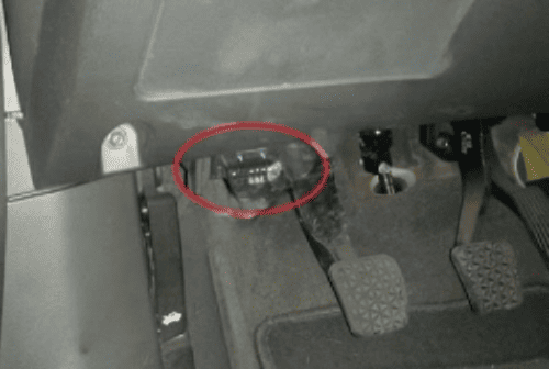 Emplacement de la prise de diagnostic OBD2 sous le volant d une Chevrolet Cruze