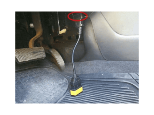 Connexion d un cable de diagnostic sur la prise OBD2 d une Chevrolet Epica