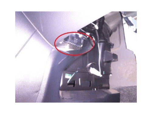 Localisation de la prise de diagnostic OBD2 sous le tableau de bord d une Chevrolet Epica