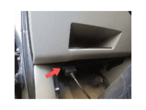 Localisation de la prise de diagnostic OBD2 sous le tableau de bord d une Chevrolet Equinox
