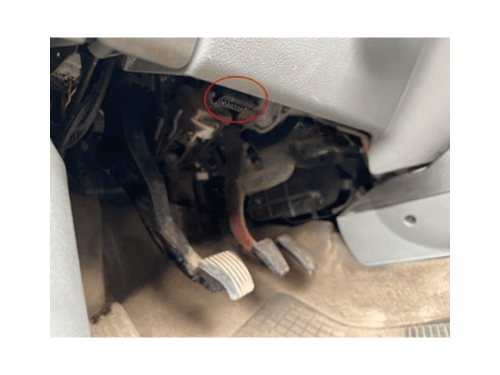 Photo montrant l emplacement de la prise de diagnostic OBD2 sur une Chevrolet Lacetti