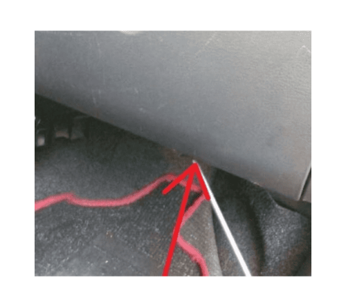 Une fleche rouge pointe l emplacement de la prise OBD de Chevrolet Matiz sous la boite a gants