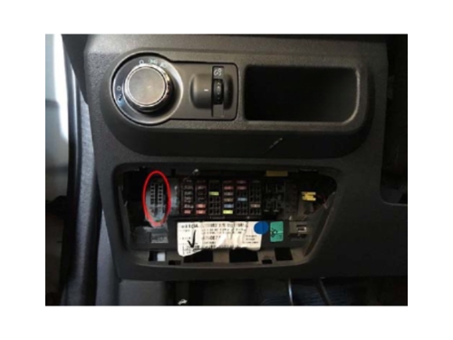 Emplacement de la prise de diagnostic OBD2 sur une Chevrolet Montana 2