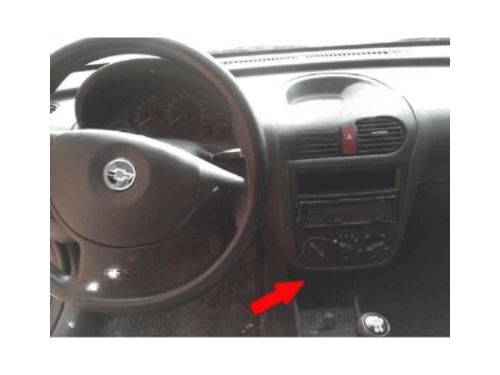 Localisation de la prise de diagnostic OBD2 sous le tableau de bord d'une Chevrolet Montana