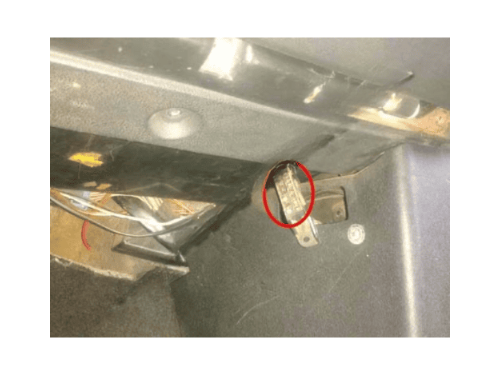 Emplacement de la prise de diagnostic OBD2 sous le tableau de bord d une Chevrolet Monza
