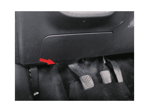 Emplacement de la prise de diagnostic OBD d une Chevrolet Onix près des pédales