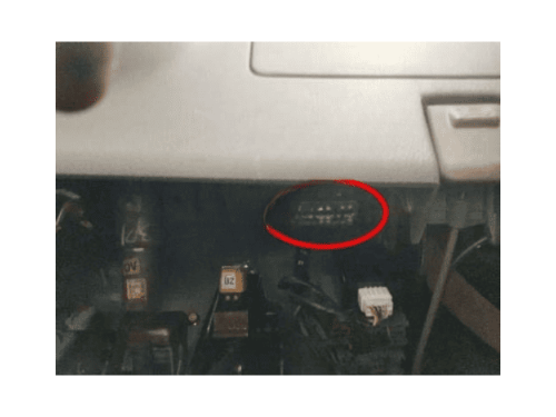 Photo montrant l emplacement de la prise OBD2 entouree en rouge sur une Chevrolet Optra RHD