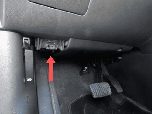 Emplacement de la prise de diagnostic OBD2 sous le volant d une Chevrolet Orlando