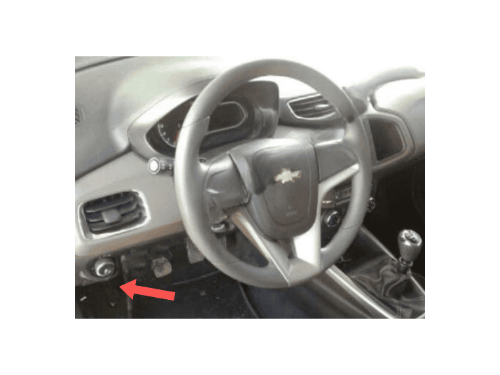 Une flèche rouge indique l'emplacement de la prise OBD pour brancher une valise de diagnostic iCarsoft dans une Chevrolet Prisma 2