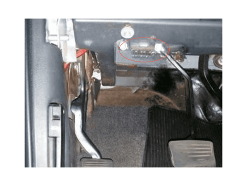 Localisation de la prise de diagnostic OBD entourée en rouge sur Chevrolet S10