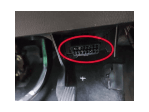 Localisation de la prise de diagnostic OBD2 sous le volant d une Chevrolet Sonic RHD
