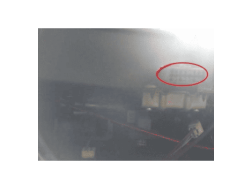 Emplacement du connecteur de diagnostic OBD2 entoure en rouge sur une Chevrolet Spark 1