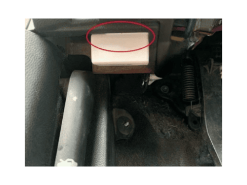 Localisation de la prise de diagnostic OBD2 sous le tableau de bord de la Chevrolet Spark 4