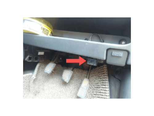 Une fleche rouge montre l emplacement de la prise OBD2 sur Chevrolet Spark pour le diagnostic