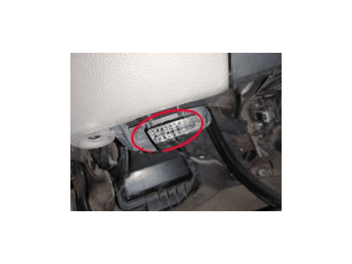 Prise de diagnostic OBD2 sous le tableau de bord d une Chevrolet Suburban 11